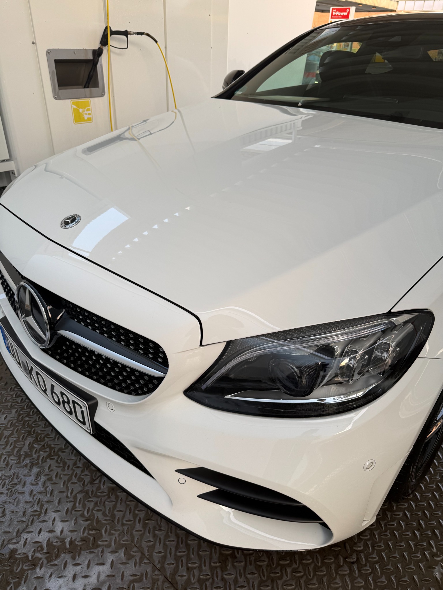 Fertig gepflegter weißer Mercedes in einer Waschhalle
