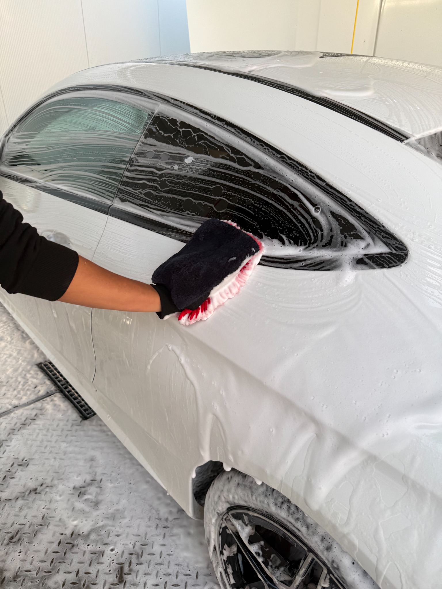 Mercedes bei einer gründlichen Handwäsche