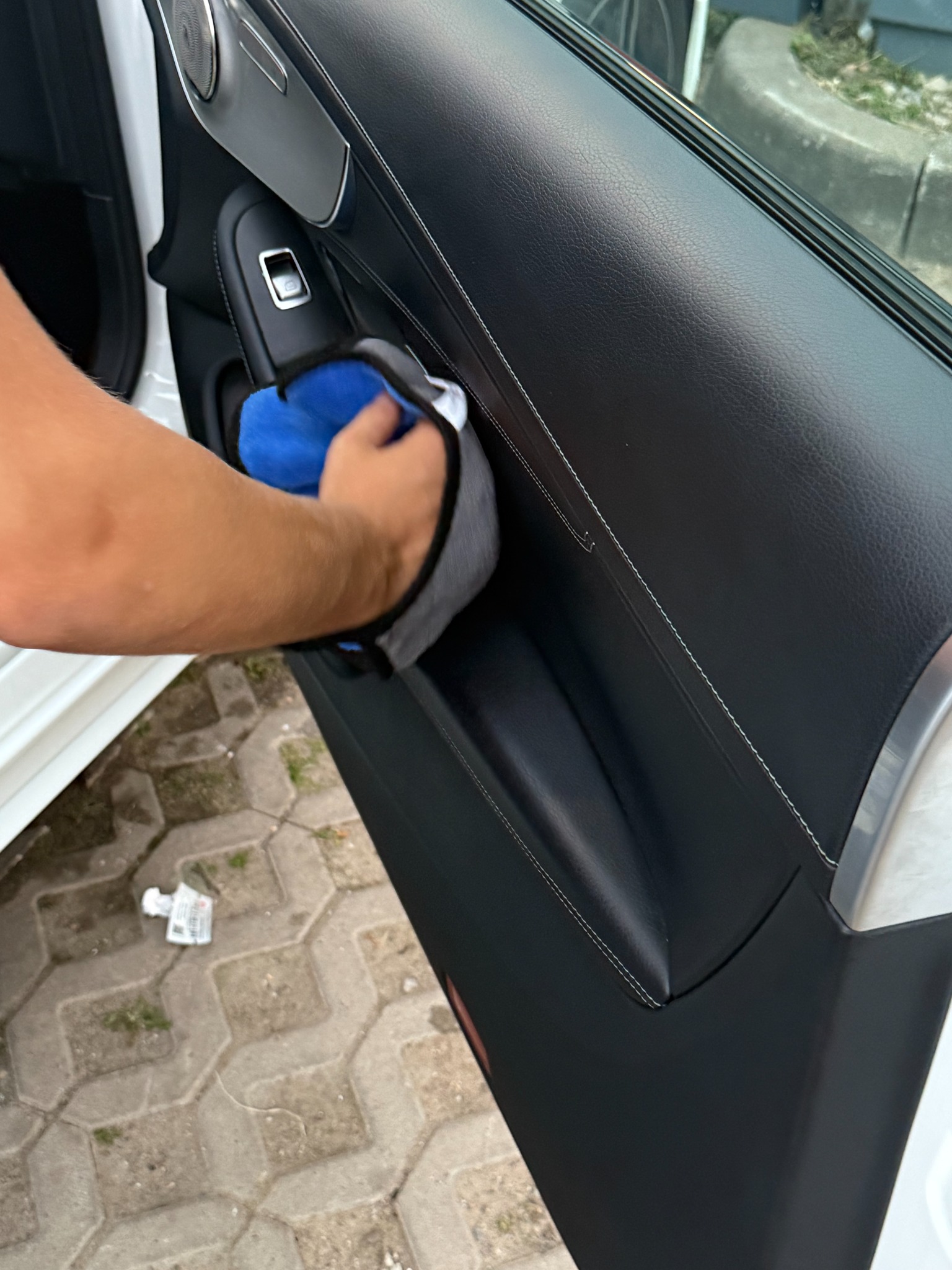 Handarbeit an der Innenverkleidung eines Fahrzeugs