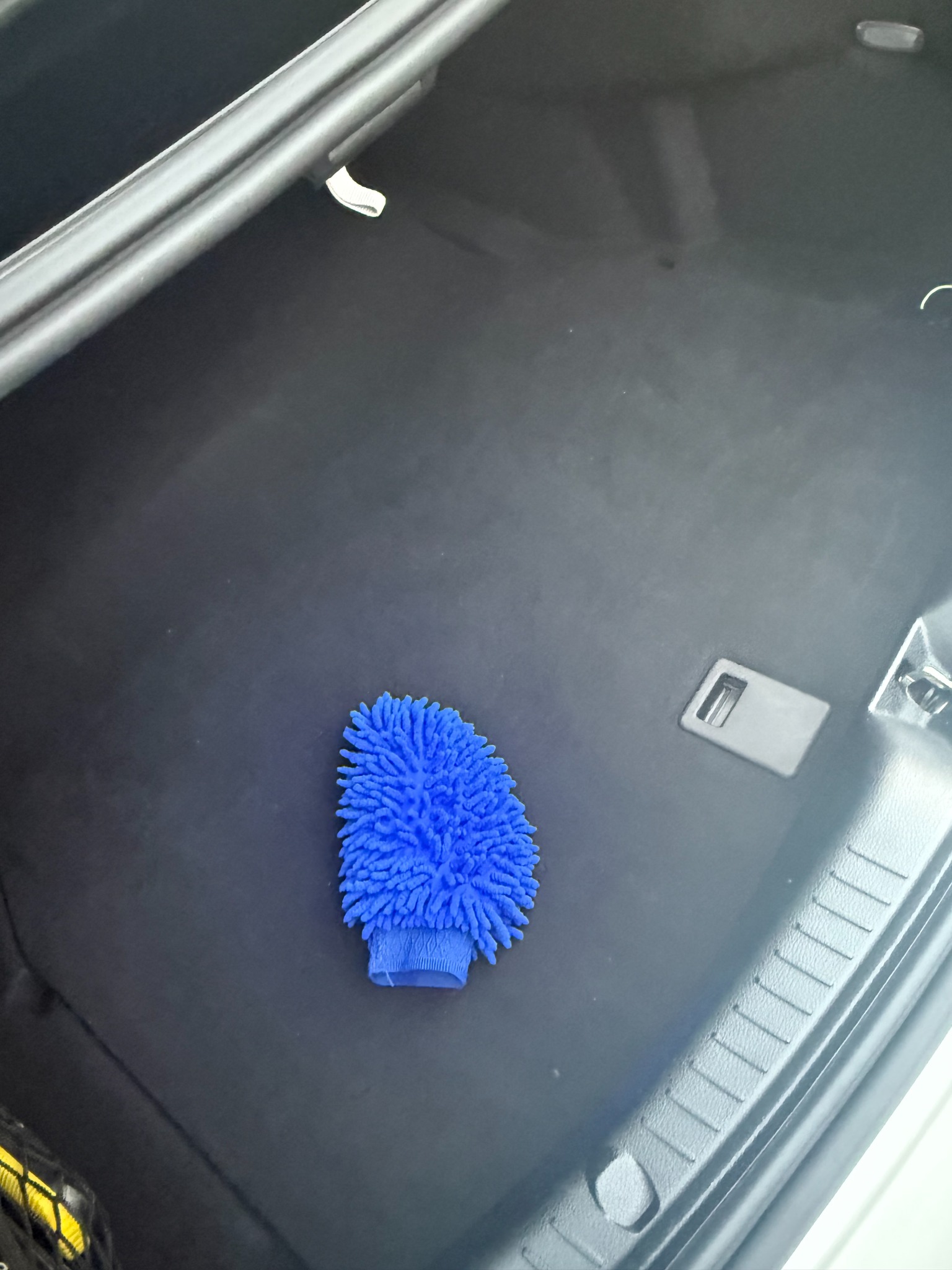 Detailreinigung im Kofferraum eines Fahrzeugs