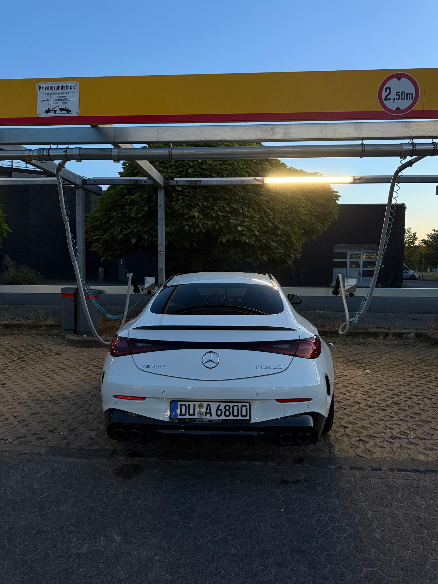 Weißer Mercedes nach der Handwäsche im Waschplatz
