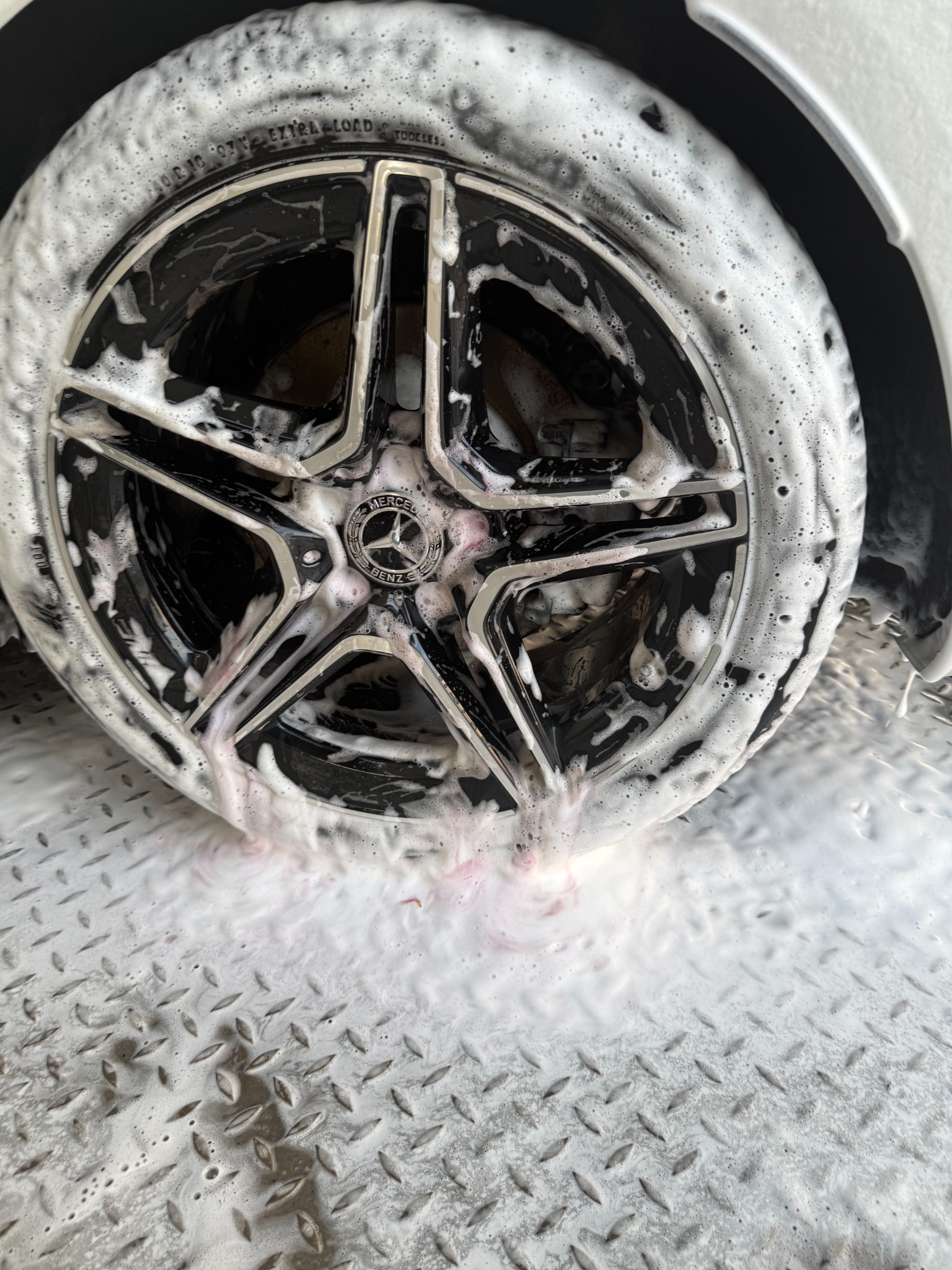 Eingeschäumte Mercedes-Felge bei der Handwäsche
